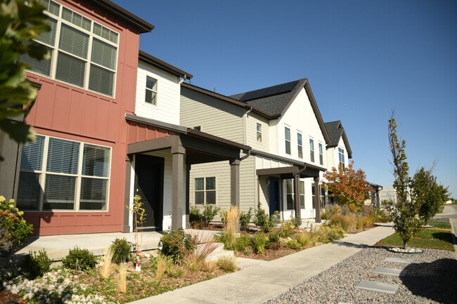 9839 E 56th Pl in Denver, CO - Foto de edificio - Building Photo