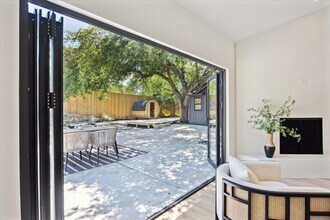 7130 Scenic Brook Dr in Austin, TX - Foto de edificio - Building Photo