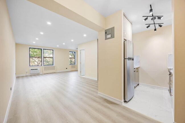 100-25 Queens Blvd in Queens, NY - Building Photo - Building Photo