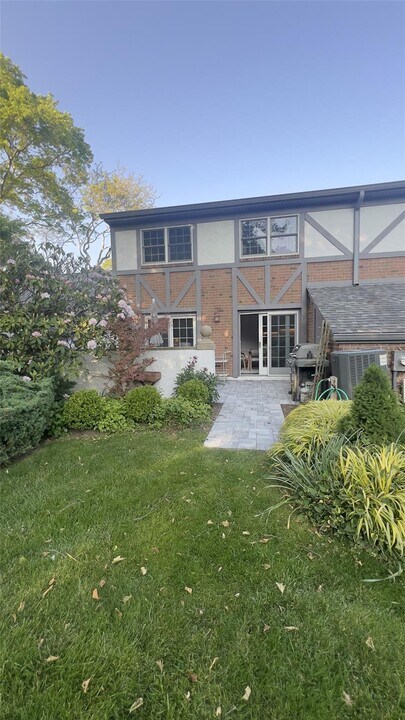 10 Leland Ln in Southampton, NY - Building Photo