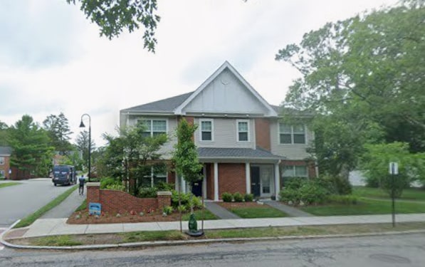 9 Independence Dr, Unit 1 in Chestnut Hill, MA - Foto de edificio - Building Photo