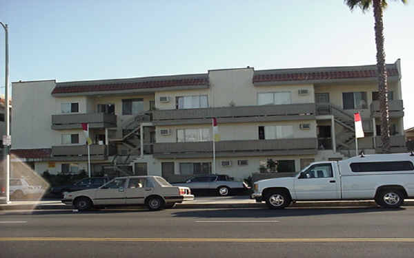 Saticoy Gardens in Canoga Park, CA - Foto de edificio - Building Photo