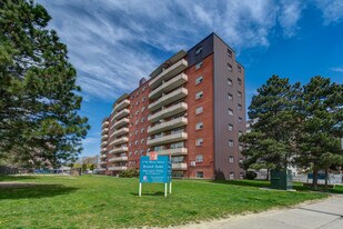 Bristol Arms Apartment in Mississauga, ON - Building Photo
