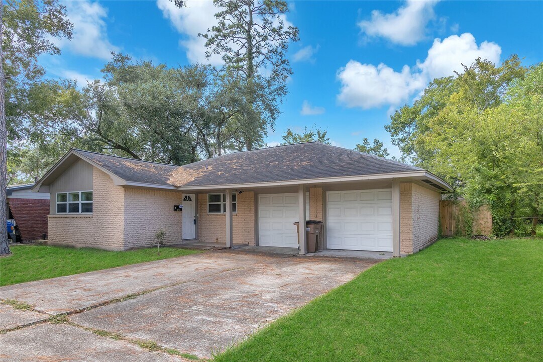 2802 Greenbriar St in Dickinson, TX - Building Photo