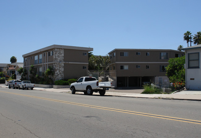 Redwood Terrace in San Diego, CA - Building Photo - Building Photo