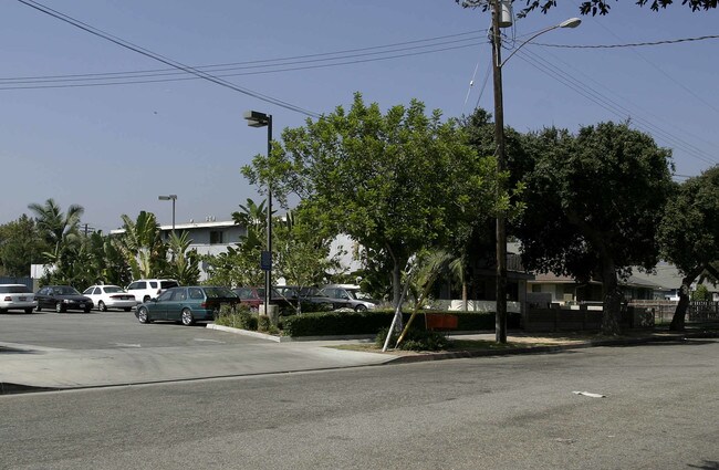 711 N Soldano Ave in Azusa, CA - Foto de edificio - Building Photo