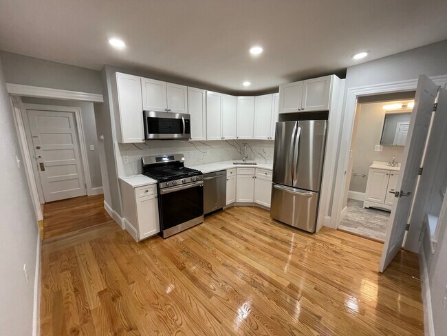 3 Mossland St, Unit 2 in Somerville, MA - Foto de edificio - Building Photo