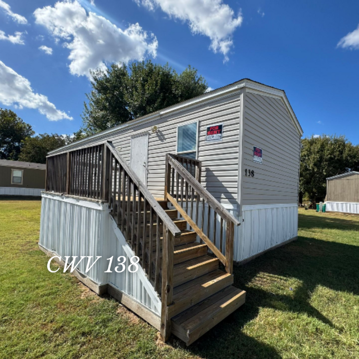 503 W Lower Line St in La Grange, TX - Building Photo