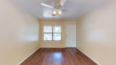 305 Manuel Dr, Unit D in College Station, TX - Building Photo - Building Photo