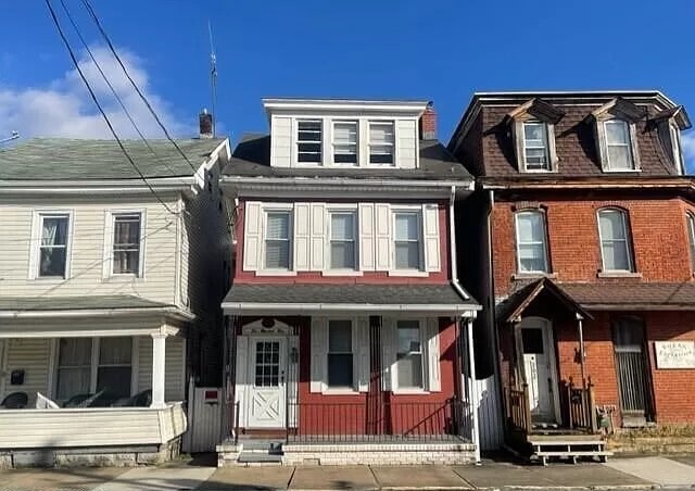 property at 204 N 4th St