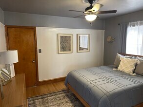 2657 N 62nd St, Unit Charming 2-Bedroom, 1-Bat in Wauwatosa, WI - Foto de edificio - Building Photo
