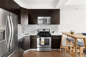 399 E 8th St in New York, NY - Foto de edificio - Building Photo