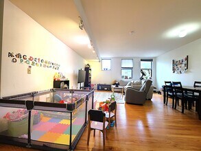 50 Winchester St, Unit 206 in Brookline, MA - Foto de edificio - Building Photo