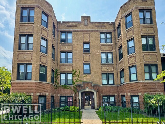 1421 W Hutchinson St, Unit 4222-2 in Chicago, IL - Building Photo - Building Photo