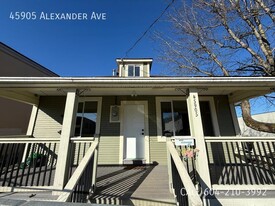 45905 Alexander Ave in Chilliwack, BC - Building Photo