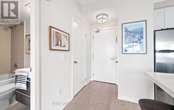 8-528 Fieldway Rd in Toronto, ON - Building Photo - Building Photo