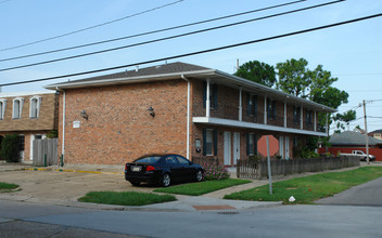 1358 Lake Ave in Metairie, LA - Foto de edificio - Building Photo