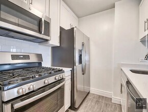 E 81st St in New York, NY - Foto de edificio - Building Photo