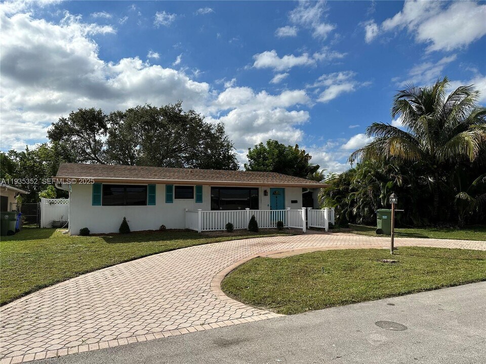 7880 NW 11th St in Pembroke Pines, FL - Building Photo