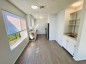 1103 W Angeleno Ave in Burbank, CA - Foto de edificio - Building Photo