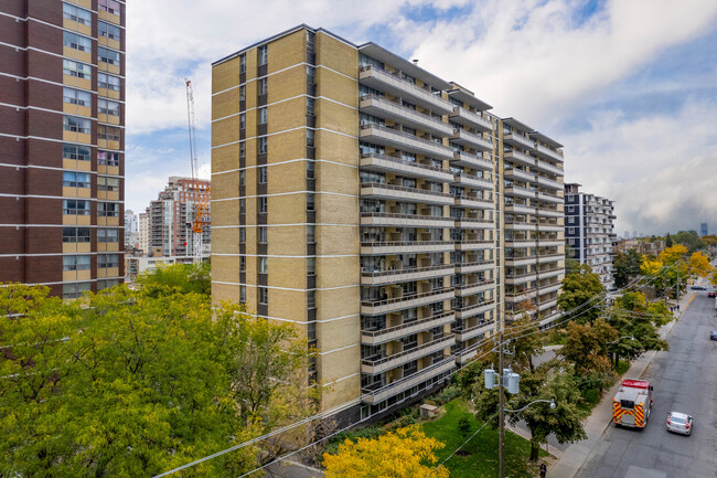 200 Roehampton Ave in Toronto, ON - Building Photo - Building Photo