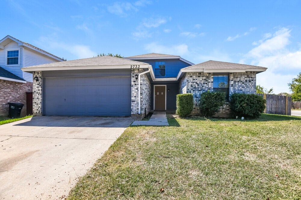 2733 Forest Creek Dr in Fort Worth, TX - Building Photo