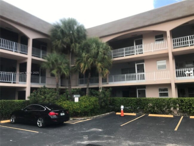 501 Blue Heron Dr in Hallandale Beach, FL - Building Photo - Building Photo