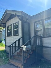 1115 SE Roberts Ave in Roseburg, OR - Building Photo - Building Photo