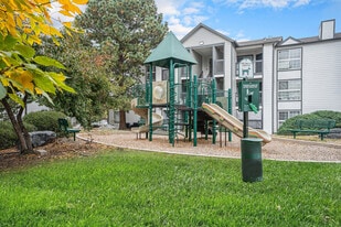 Oakdale Springs Apartments in Colorado Springs, CO - Building Photo