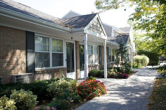 241 W Main St in Bay Shore, NY - Building Photo
