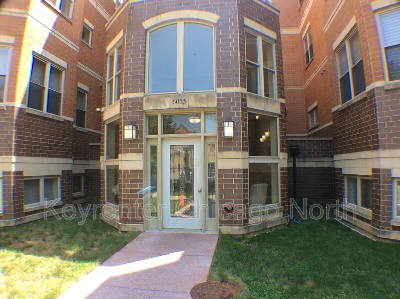6015 N Mozart St in Chicago, IL - Building Photo