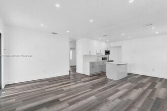 3250 NW 17th St in Miami, FL - Building Photo - Building Photo