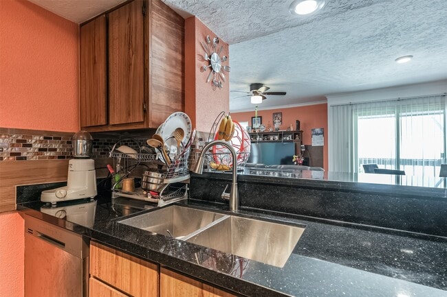 property at 3919 Fairmont Pkwy