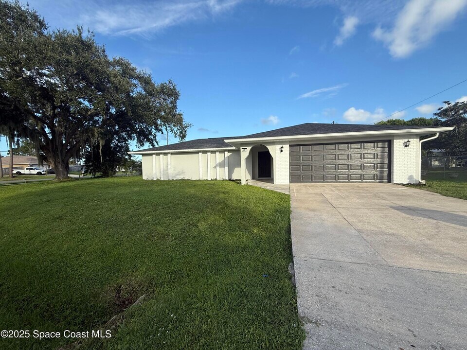 499 Brighton Ave NE in Palm Bay, FL - Building Photo