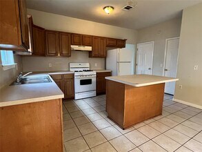 7511 Lazy Creek Dr in Austin, TX - Building Photo - Building Photo