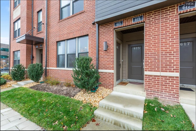 613 Herndon Pky, Unit 51 in Herndon, VA - Building Photo - Building Photo