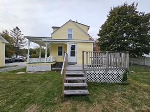 1347 State St, Unit Attached Apartment in Veazie, ME - Foto de edificio - Building Photo