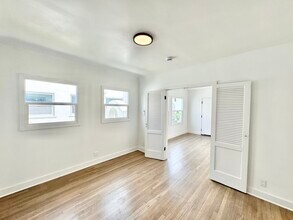 338 N Kingsley Dr in Los Angeles, CA - Building Photo - Building Photo