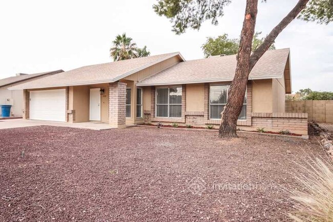 1610 N Arrowhead Dr in Chandler, AZ - Building Photo - Building Photo