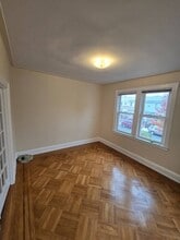 51-23 47th St in Queens, NY - Foto de edificio - Building Photo