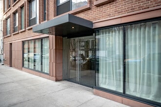 Five27 in Long Island City, NY - Foto de edificio - Building Photo