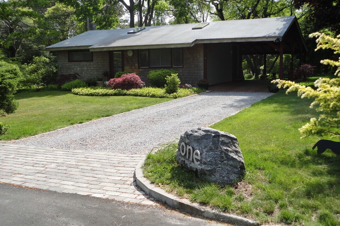 1 Gegan Dr in Southampton, NY - Building Photo
