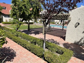 6220 Shoup Ave in Woodland Hills, CA - Building Photo - Building Photo
