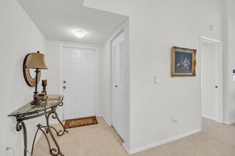 248 Village Blvd in Tequesta, FL - Foto de edificio - Building Photo