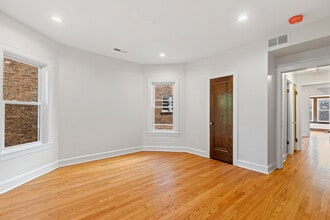 5849 N Virginia Ave, Unit 2 in Chicago, IL - Building Photo - Building Photo