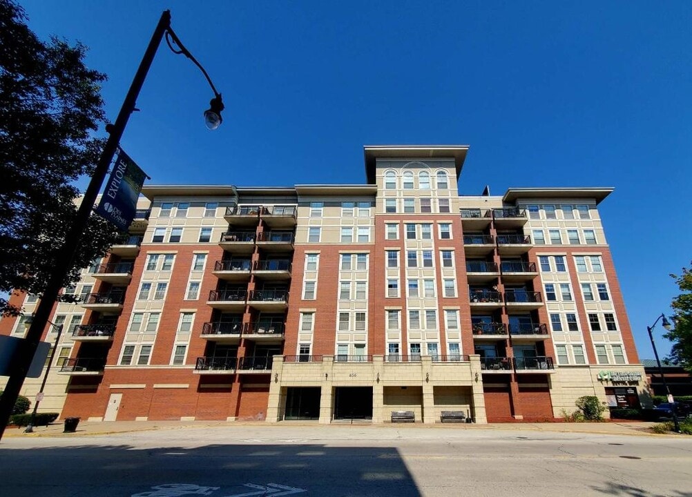 656 Pearson St, Unit 709 in Des Plaines, IL - Building Photo