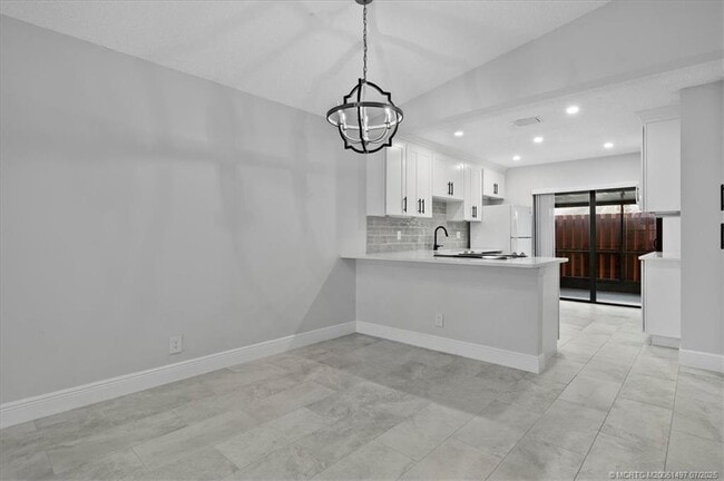 property at 8085 SE Villa Cir