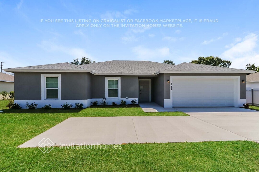 1042 SW Del Rio Blvd in Port St. Lucie, FL - Building Photo