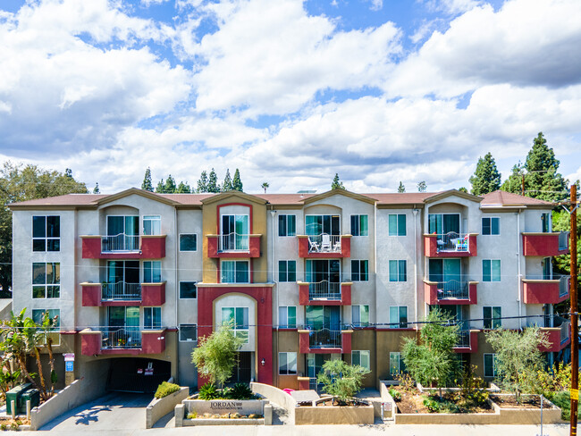7551 Jordan Ave, Unit 403 in Canoga Park, CA - Foto de edificio - Building Photo