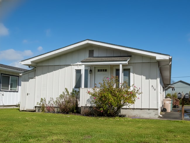 property at 930 NW Sequoia Ave